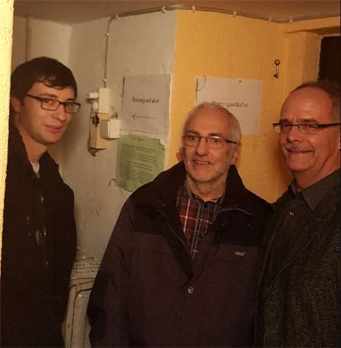 Ortsbürgermeister Lutz Zaun lobt Matze Dötsch (links) und Hermann Welz (Mitte) für die Idee und Umsetzung der Heizungs-App für die Sporthalle.Gemeinde Nievern