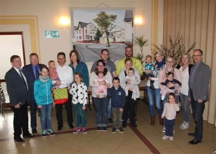 Ortsbürgermeister Lutz Zaun machte in seiner kurzen Ansprache deutlich wie wichtig es für eine Gesellschaft, aber auch für eine Gemeinde sei, wenn Lebenspartner sich für eine Zukunft mit Kindern entscheiden