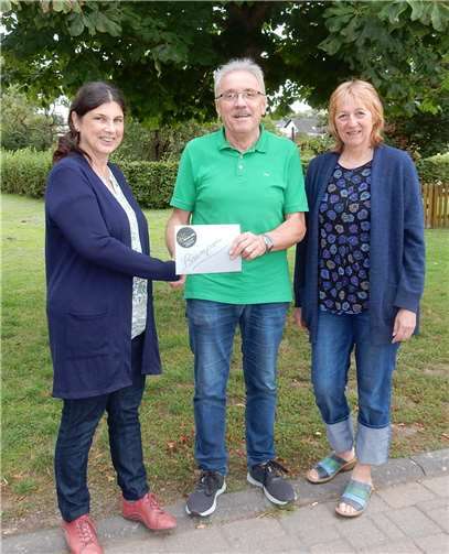 Ortsbürgermeister Manfred Gerner und der Baumpatenschaftskoordinatorin Rita Brachtendorf übergaben Rita Mertes den Preis.  Fotos: privat
