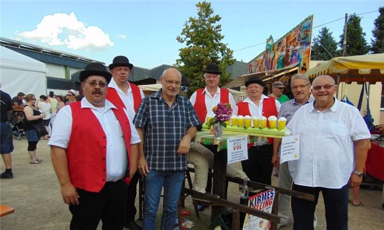 Ortsbürgermeister Manfred Gerner (zweiter v.r.) eröffnete die Kirmes. BES