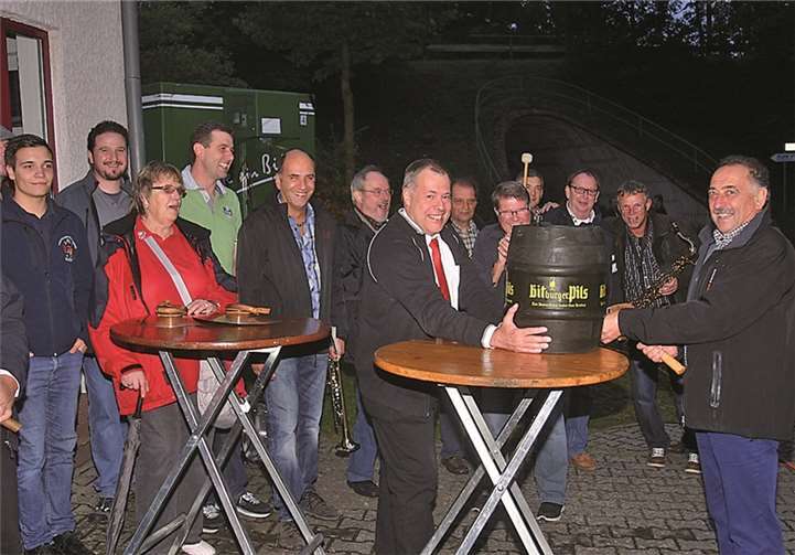 Ortsbürgermeister Manfred Hürter beim Fassanstich. Das Fass wurde von der KSK gesponsert.