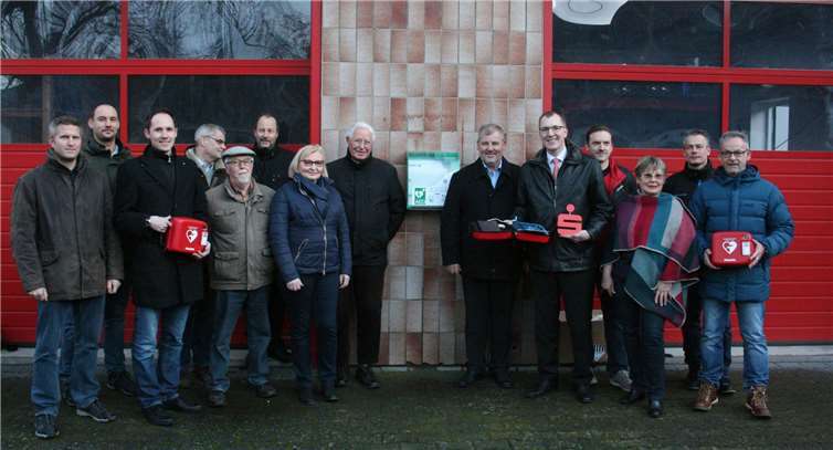 Ortsbürgermeister Manfred Sattler (6. v.re.) freute sich gemeinsam mit den Sponsoren undden Vertretern des DRK, über die drei Defibrillatoren, die jetzt in Wassenach stationiert sind. Foto: -WK-