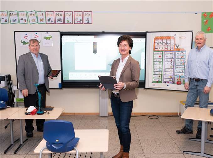 Ortsbürgermeister Manfred Sattler, Petra Schneider und Erwin Schmidgen. Foto: privat