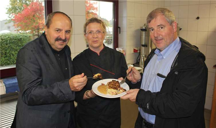 Ortsbürgermeister Manfred Sattler und TV-Koch Johann Lafer probierten den Döppekooche von Kerstin Dahm in der Klieburghalle.