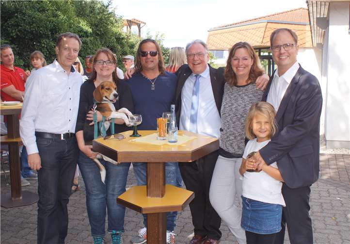 Ortsbürgermeister Marco Seidl (rechts) freute sich mit seiner Frau Julia, beim traditionellen Empfang des Festumzuges auch Pfarrer Thomas Gerber (3. von rechts) begrüßen zu dürfen.