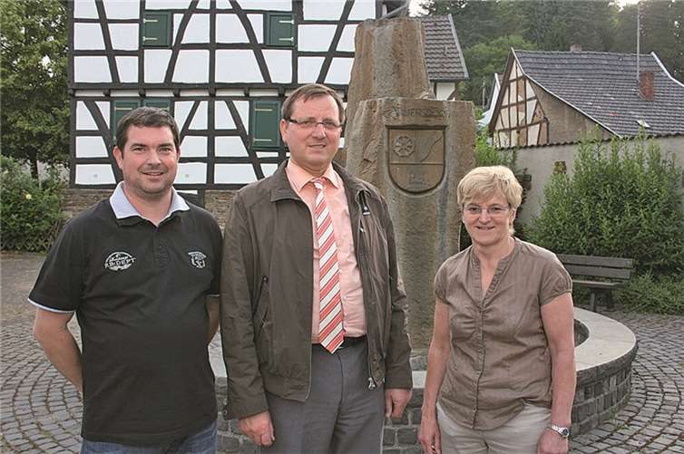 Ortsbürgermeister Martin Braun (Bildmitte) wird in der kommenden Legislaturperiode unterstützt von den beiden Beigeordneten Rita Heuser und Sven Zilligen.