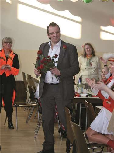 Ortsbürgermeister Martin Braun eroberte als „Bachelor“ mit seinen Rosen die Gönnersdorfer Möhnen.
