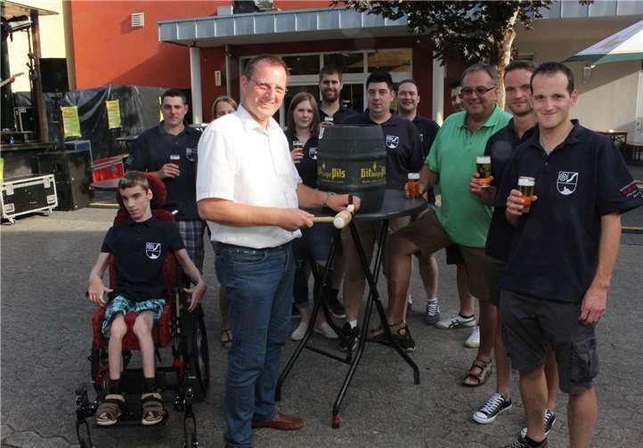Ortsbürgermeister Martin Braun und Bürgermeister Bernd Weidenbach beim Fassanstich zur Kirmeseröffnungmit den Gönnersdorfer Junggesellen. Fotos: WER