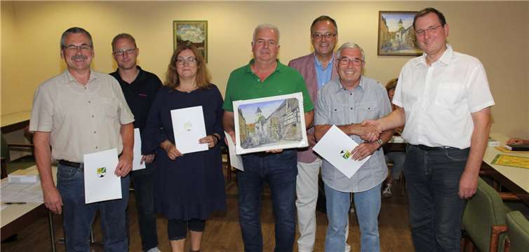 Ortsbürgermeister Martin Braun und Bürgermeister Bernd Weidenbach dankten den ausgeschiedenen Ratsmitgliedern für ihr ehrenamtliches Wirken zum Wohle der Ortsgemeinde Gönnersdorf. Foto: WER