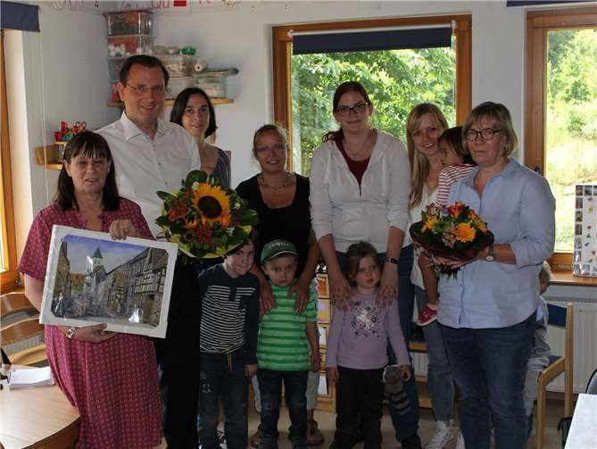 Ortsbürgermeister Martin Braun und die Vertreterinnen des Elternbeirats wie auchder Elternschaft verabschiedeten die bisherige Leiterin Lisa Gabriel (links)und begrüßten die neue Leiterin Jutta Michels (rechts). Fotos: WER