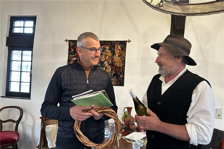 Ortsbürgermeister Martin Dötsch und Floßführer Thomas Kipp