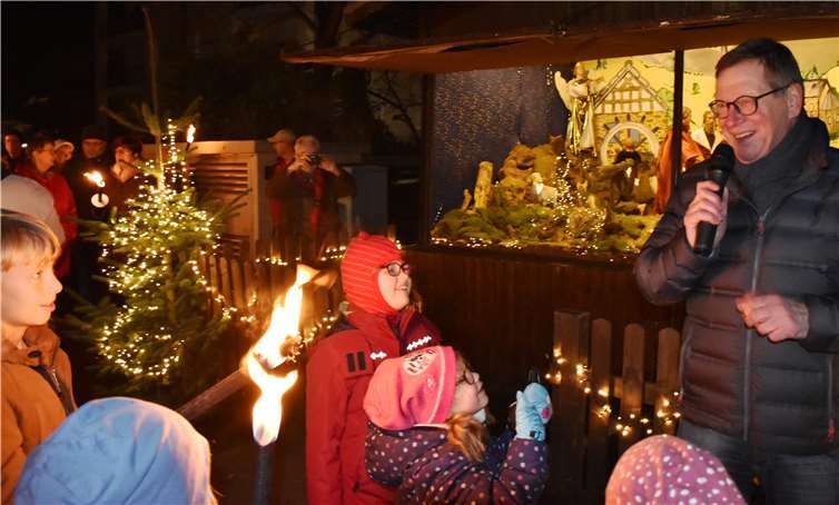 Ortsbürgermeister Martin Lerbs ließ Kinder die Lichter der Attraktionen einschalten.