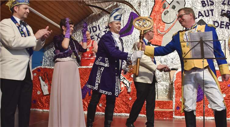 Ortsbürgermeister Martin Lerbs überreichte Prinz Rudi den Gemeindeschlüssel.