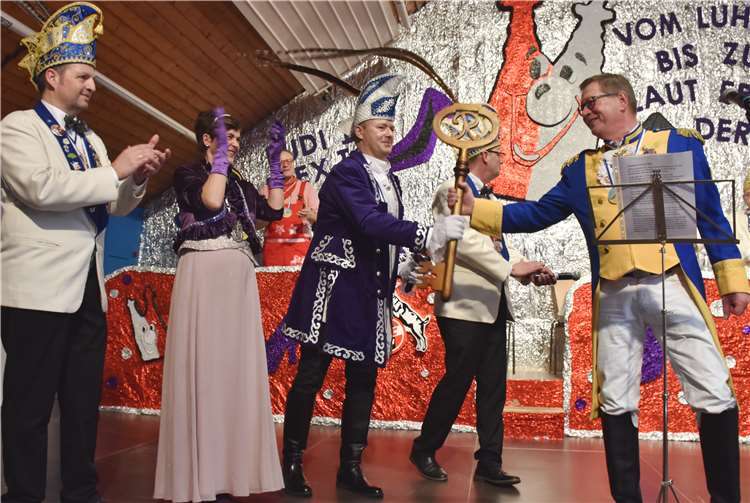 Ortsbürgermeister Martin Lerbs überreichte Prinz Rudi den Gemeindeschlüssel. Fotos: HEP