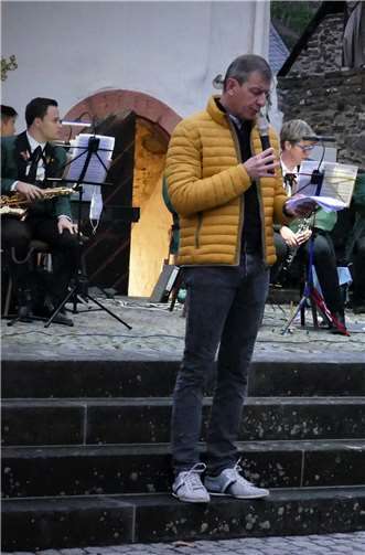 Ortsbürgermeister Michael Dötsch führte mit Hintergrunderklärungen zur Geschichte der Deutschen Einheit und deren Bedeutung für die gesamte Bevölkerung durch das Programm. Warum wurden Lieder wie beispielsweise „Wind of Change“, „Großer Gott wir loben dich“, „Über sieben Brücken muss du gehen“ und „Von guten Mächten“ in das Programm aufgenommen? Frau Dr. Kristina Lante wusste die Antworten zu jedem einzelnen Lied – es waren allesamt „die“ Lieder und Melodien der Wendezeit. Zu guter Letzt erklangen die National- und Europahymnen in einem feierlichen, vielstimmigen Schlussakkord.