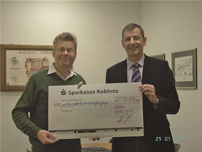 Ortsbürgermeister Michael Dötsch übereicht den symbolischen Scheck an Achim Leßlich.  privat