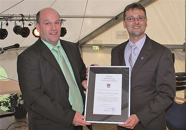 Ortsbürgermeister Michael Kopp überreichte im Namen der Ortsgemeinde Wierschem dem Vorsitzenden Thomas Leber eine Dankurkunde.