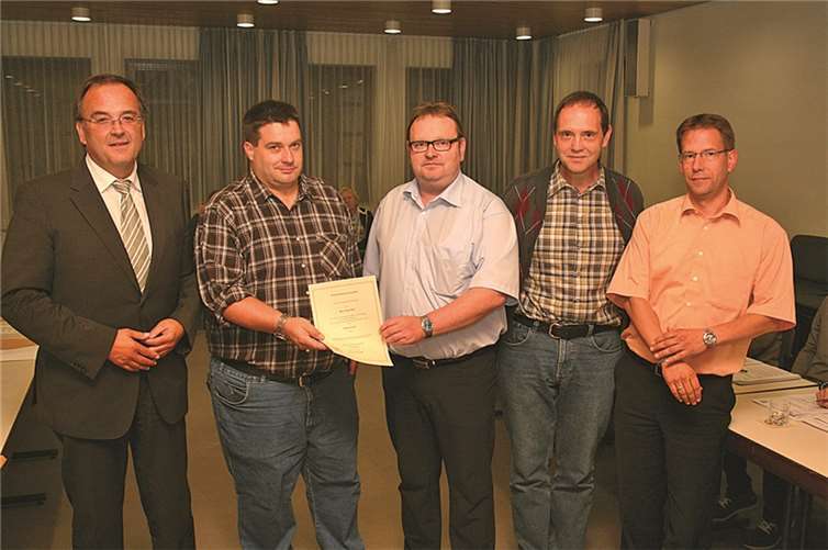 Ortsbürgermeister Michael Schäfer händigte Jörg Seul die Ernennungsurkunde aus. Erste Gratulanten waren die Ortsbeigeordneten Paul Delfs und Thorsten Kurtz sowie Bürgermeister Bernd Weidenbach. WER