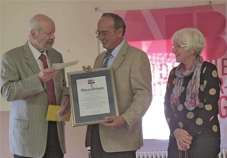 Ortsbürgermeister Mike Henneberger (l.) und Pfarrgemeinderatsvorsitzende Gisela Freier (r.) freuen sich mit Peter Kaiser über dessen Ehrung.