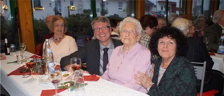 Ortsbürgermeister Norbert Bahl und die Beigeordnete (und Moderatorin der Seniorenfeier) Marion Höfer freuten sich über die Anwesenheit von Anneliese Höfer, die vor wenigen Wochen ihr 100. Lebensjahr vollendete.