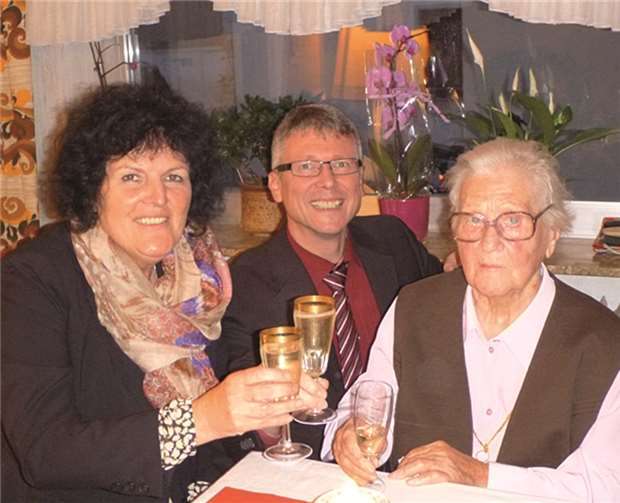 Ortsbürgermeister Norbert Bahl und die Ortsbeigeordnete Marion Höfer gratulierten Helene Dott. privat