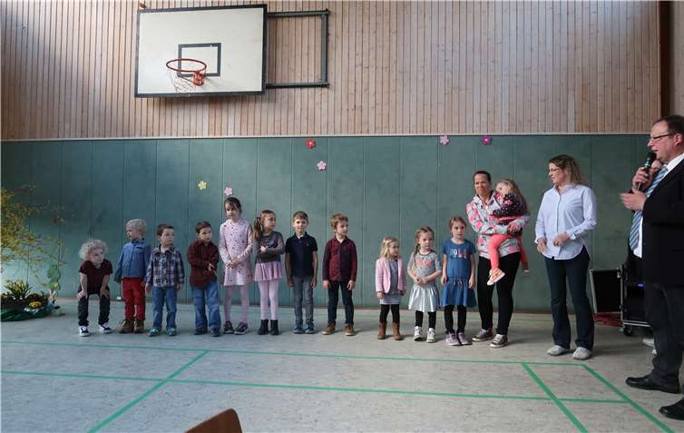 Ortsbürgermeister Norbert Lück dankte den jüngsten Akteuren und überraschte mit süßem Naschwerk. Foto: privat