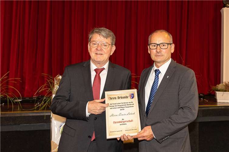 Ortsbürgermeister Oliver Labonde ehrt Erwin Lötsch. Fotos: dietmarwalter|photography