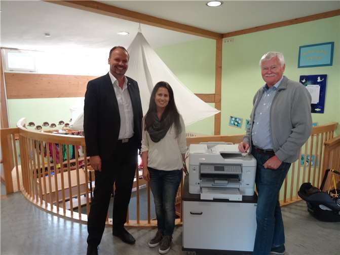 Ortsbürgermeister Pape (r.), KiTa-Leiterin Frau Betzing (Mitte) und der Geschäftsführer des Unternehmens, Michael Preiß (l). privat