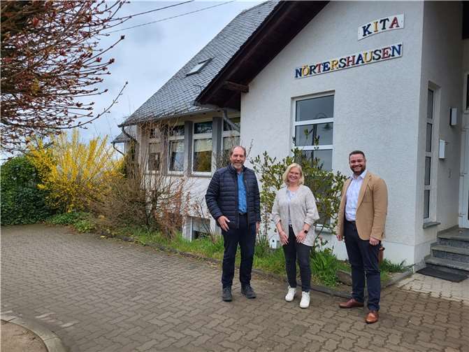 Ortsbürgermeister Paul Kreber, KiTa-Leiterin Melanie Heil und Landtagsabgeordneter Torsten Welling.  Foto: privat