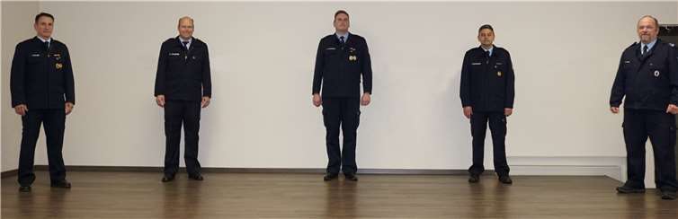 Ortsbürgermeister Peter Aller (links), die beiden stellvertretenden Wehrleiter Nicki Ahlborn (2.v.l.) und Gernot Grebe (rechts) sowie der scheidende Wehrführer Kai Kohlenberg (Bildmitte) freuen sich mit dem neu gewählten Wehrführer Frank Feldhäuser (2.v.r.). Foto: privat