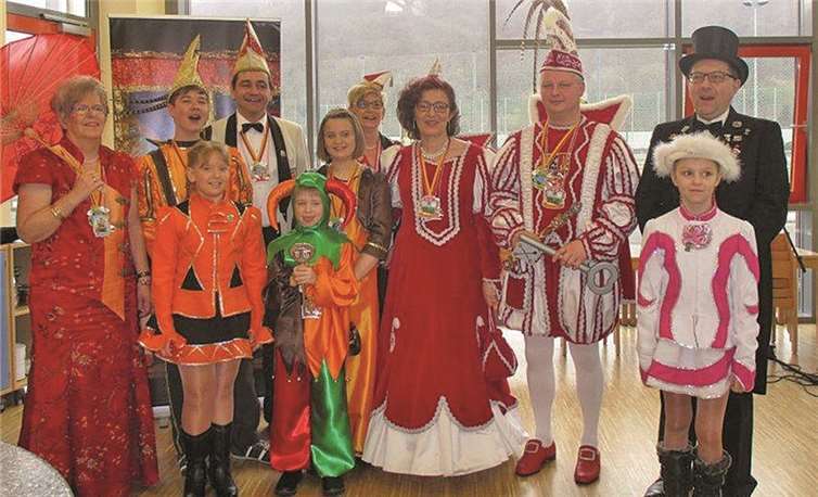 Ortsbürgermeister Peter Heil ergab sich in sein Schicksal und überreichte den Schlüssel.  privat