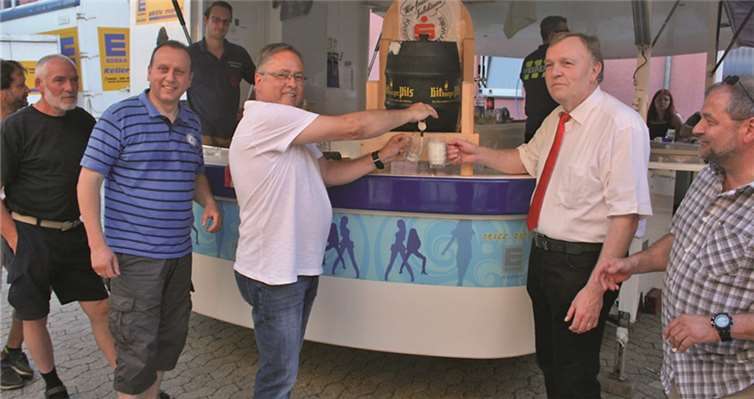 Ortsbürgermeister Peter-Josef Schmitz (mitte) nahm gemeinsam mit dem Geschäftsstellenleiter der KSK in Weibern, Hans-Peter Retterath, sowie Bürgermeister Johannes Bell den Fassanstich zur Eröffnung der Kirmes vor.WK