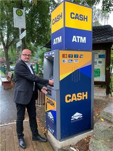 Ortsbürgermeister Peter Mayer testet den neuen Geldautomaten. Foto: privat