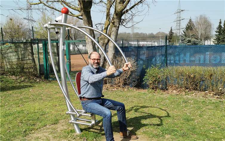 Ortsbürgermeister Peter Moskopp auf dem Mehrgenerationen-Trimmparcours: „Kommen Sie vorbei und probieren Sie die Geräte aus. Eine verständliche Anleitung finden Sie direkt vor Ort.“Quelle: Ortsgemeinde Kettig