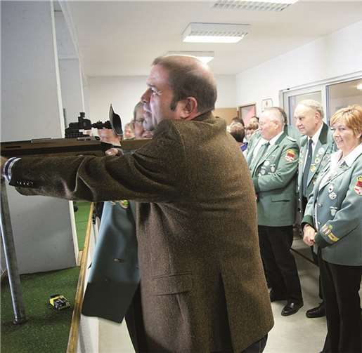 Ortsbürgermeister Peter Moskopp bei der Abgabe des Ehrenschusses.