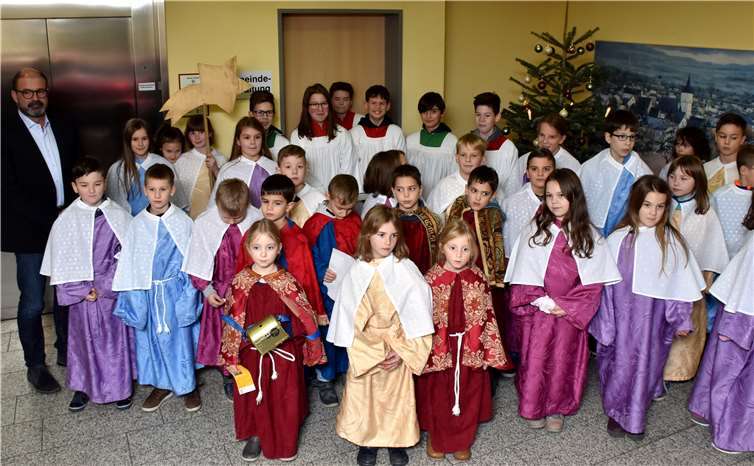 Ortsbürgermeister Peter Moskopp (li.) ist stolz auf die Kettiger Sternsinger.