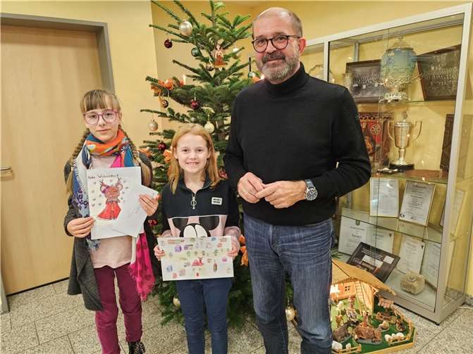 Ortsbürgermeister Peter Moskopp mit Lea und Emilia. Quelle: OG Kettig