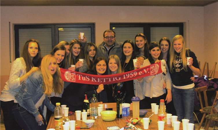 Ortsbürgermeister Peter Moskopp überraschte die Mädchen und ihre Trainerinnen bei der Siegesfeier im Sportheim.