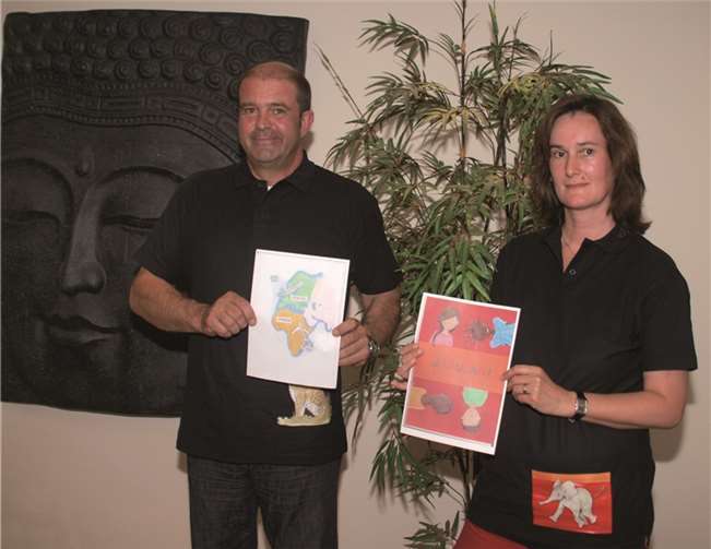 Ortsbürgermeister Peter Moskopp und Kinderbuchautorin Rita Mintgen präsentierten beim Pressegespräch die ersten Entwürfe zu ihrem Buch „Sawubona in Jabulani“. US