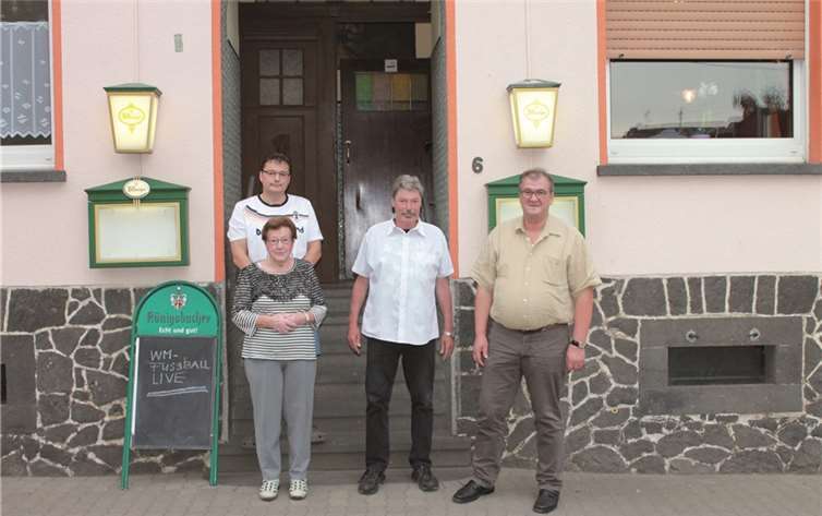 Ortsbürgermeister Peter Müller (rechts) sowie Eigentümerin Anneliese Küpper und Sohn Karl-Heinz freuten sich mit dem neuen Pächter Joachim Kilter (2.v.r.) über die Neueröffnung des Gasthauses „Zur Krone“.LP