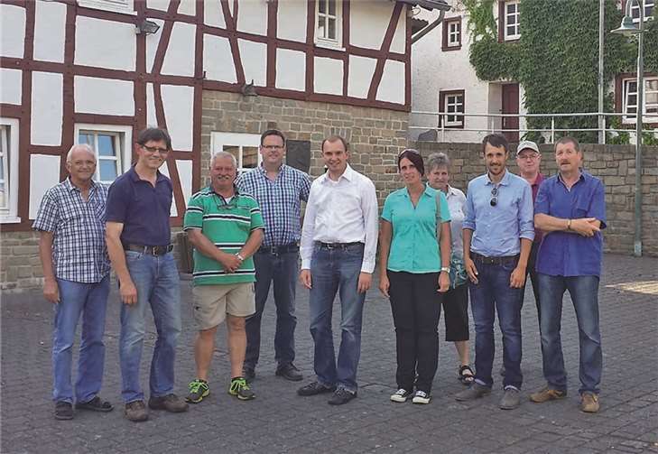 Ortsbürgermeister Peter Richrath (2.v.l.), Jörn Kampmann (5.v.l.), Marcel Werner (3.v.r.) sowie Helmut Nagelschmidt (1.v.r.) und weitere Mitglieder des Gemeinderates.privat