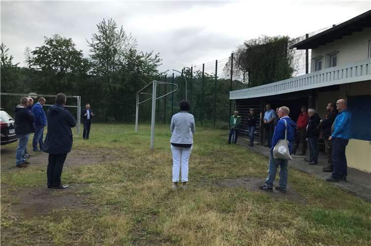 Ortsbürgermeister Peter Schmitt führte die Gäste durch den Ort. Foto: privat