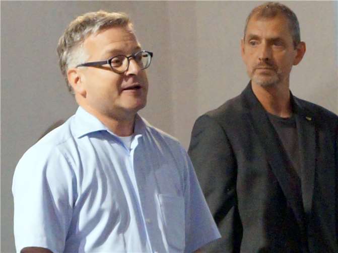 Ortsbürgermeister Philipp Thönnes (l.) begrüßte die Gäste der 17. Stiftslesung in Karden.