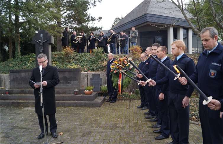 Ortsbürgermeister Philipp Thönnes legte am Ehrenmal einen Kranz nieder.