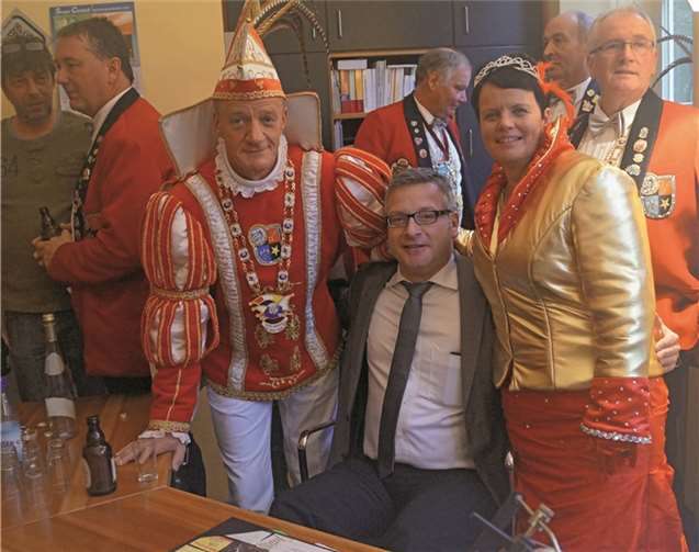 Ortsbürgermeister Philipp Thönnes wurde vom Treiser Prinzenpaar samt Gefolge in seinem Büro überfallen.TT