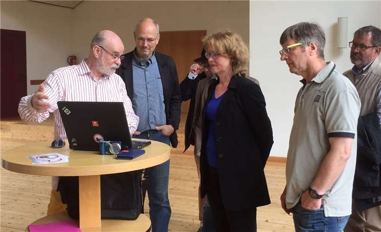 Ortsbürgermeister Pung gab zunächst einen Lagebericht zum Hochwasserereignis, bevor das schnelle Internet zum Thema wurde.  Bündnis 90/Die Grünen, OV Mayen-Vordereifel