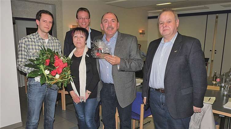 Ortsbürgermeister Rainer Hilger (2v.re.) bedankte sich bei Rosi Weiler für deren bemerkenswertes Engagement in der Thürer Jugendarbeit und überreichte ihr als anerkennende Geste einen Blumenstrauß und ein Präsent. Der Beigeordnete Thomas Wilger (li.) schloss sich dem Lob ebenso an, wie VG-Bürgermeister Jörg Lempertz (2.v.li.) und der 1. Beigeordnete Jürgen Jakob (re.). FRE