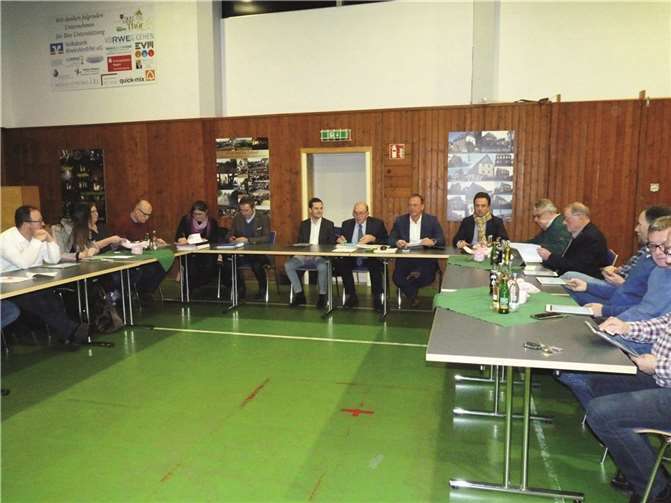 Ortsbürgermeister Rainer Hilger –Mitte- leitete zum letzten Mal in seiner Amtszeit die Sitzung des Gemeinderates.  Foto: FRE