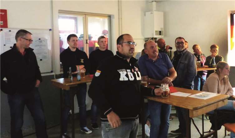 Ortsbürgermeister Rainer Hilger (Mitte) verfolgte beim Public Viewing gemeinsam mit den Wehrleuten das Spiel Deutschland-Schweden.