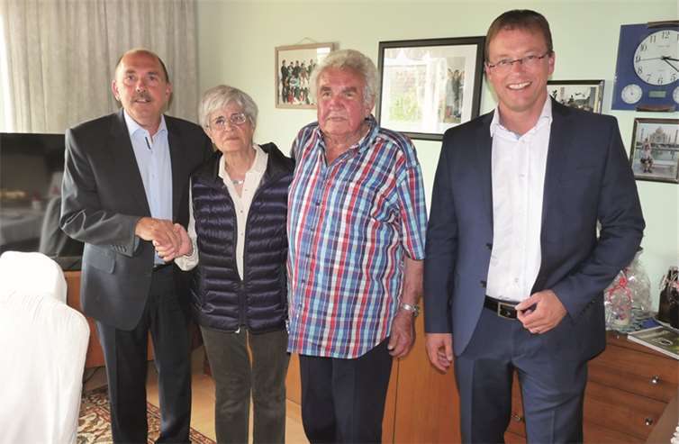 Ortsbürgermeister Rainer Hilger (l.) und Verbandsgemeindebürgermeister Jörg Lempertz gratulierten Hans und Maria Kaiser zur Diamantenen Hochzeit. SF